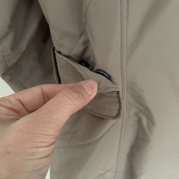 Mountain Hardwear Tan Ski Jacket with Insulated Design - Picture 11 of 16